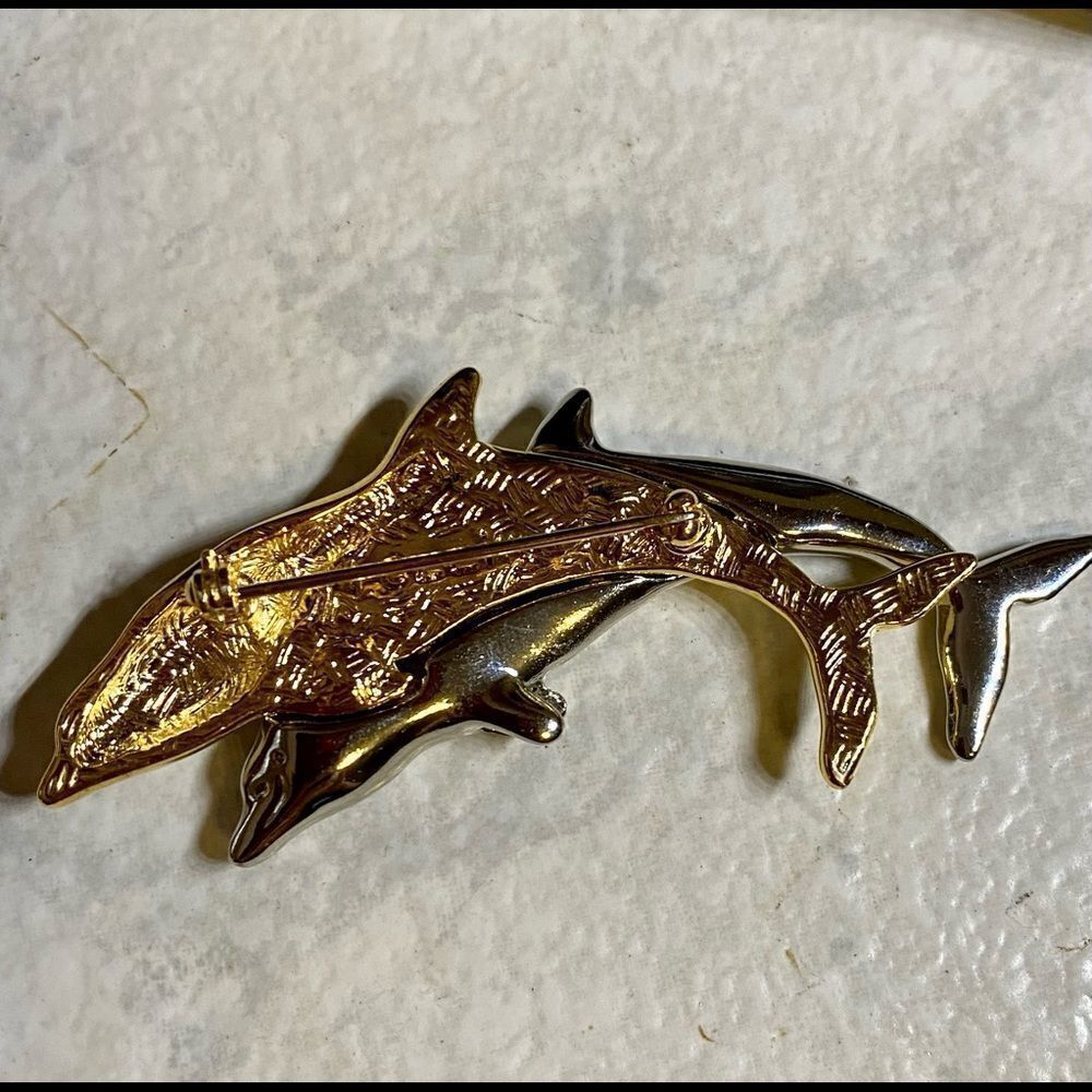LIZ Claiborne 2 tone double dolphin pin - Picture 2 of 2